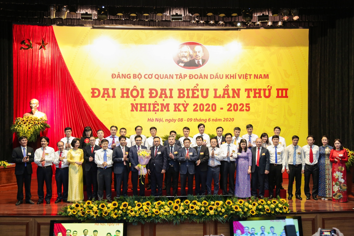 Không ngừng củng cố và nâng cao uy tín của Tập đoàn Dầu khí Việt Nam khong ngung cung co va nang cao uy tin cua tap doan dau khi viet nam